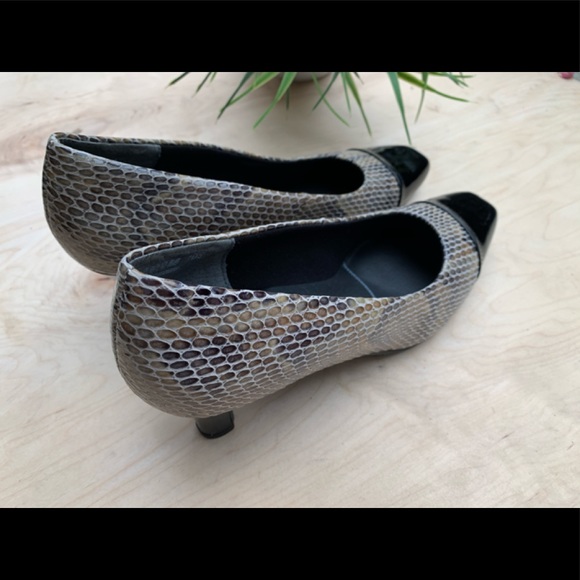 Rose petals woman’s snake like heels - Picture 4 of 9